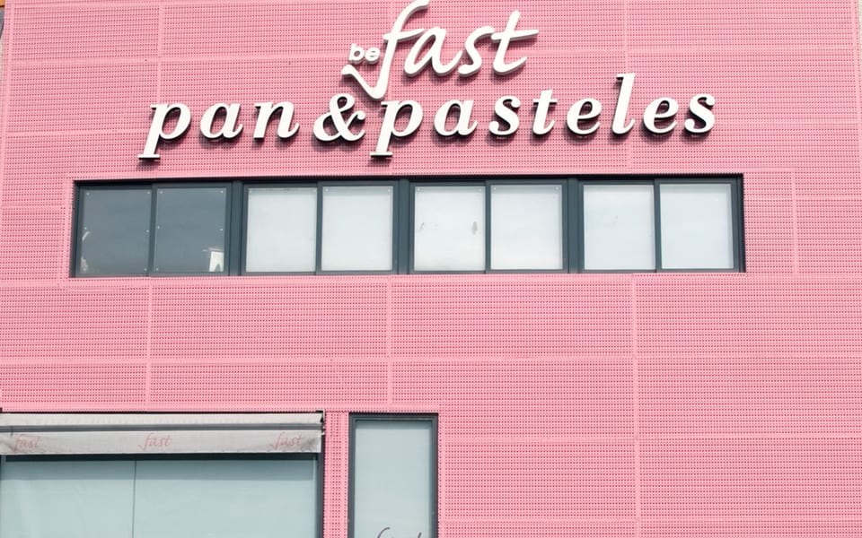 Fachada rosa de la tienda y obrador de Fast Pan y Pasteles en Ajalvir