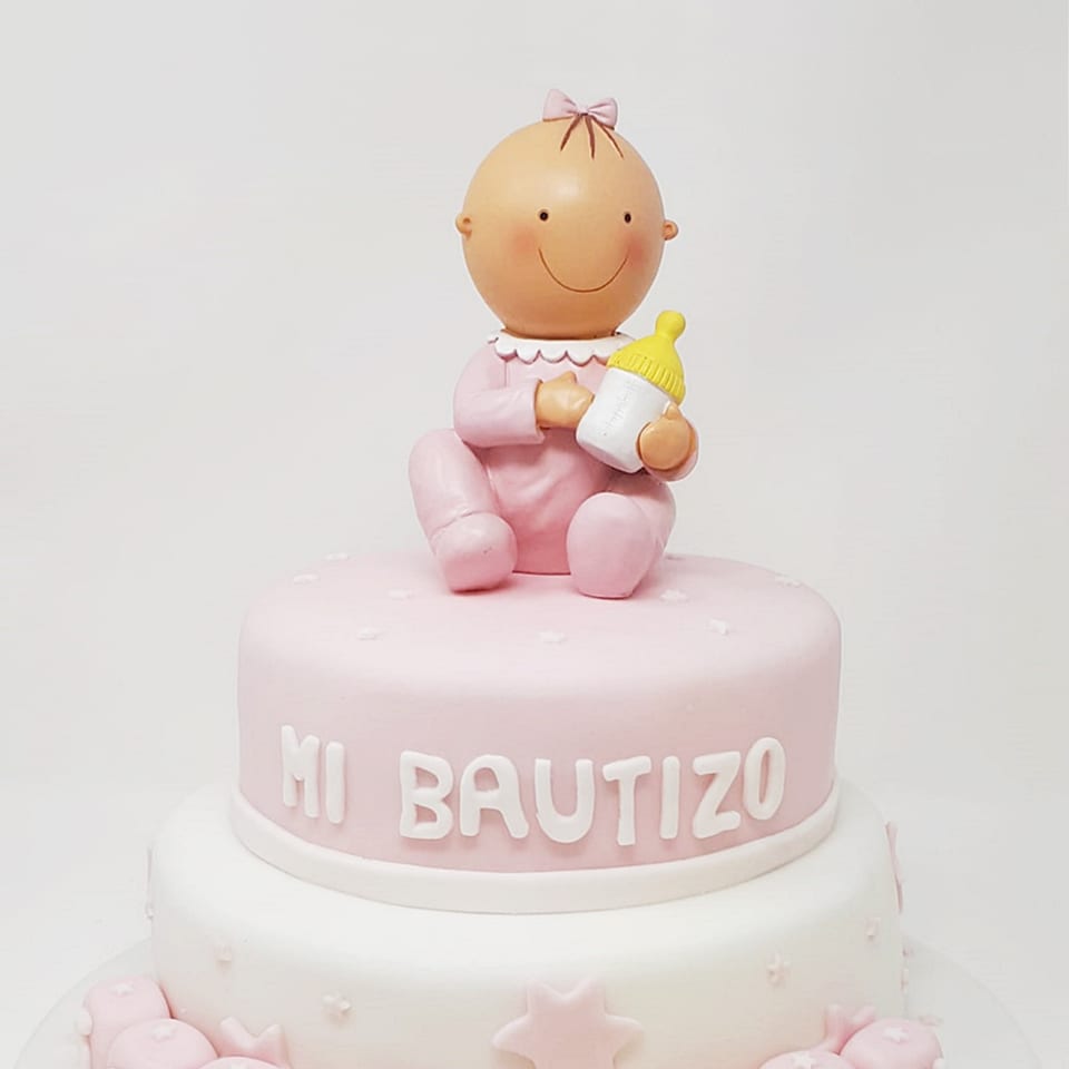 Tarta rosa de bautizo decorada con fondant