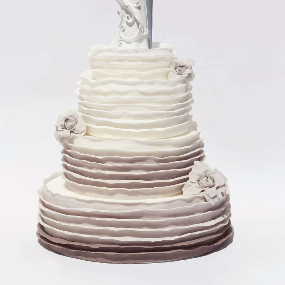 Tarta de boda decorada con fondant blanco y gris
