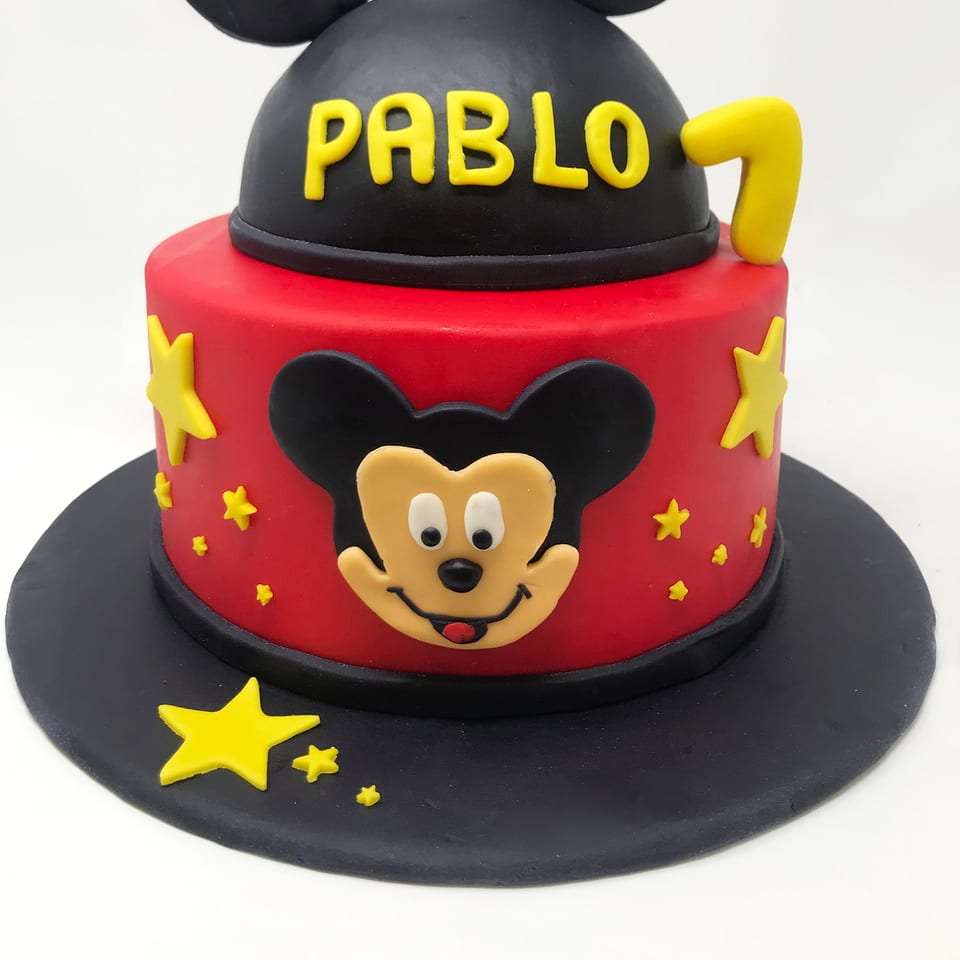 Tarta infantil roja y negra decorada con Mickey