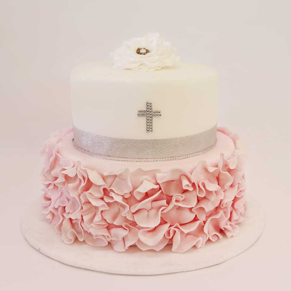 Tarta decorada con pétalos de fondant en tonos rosa y azul