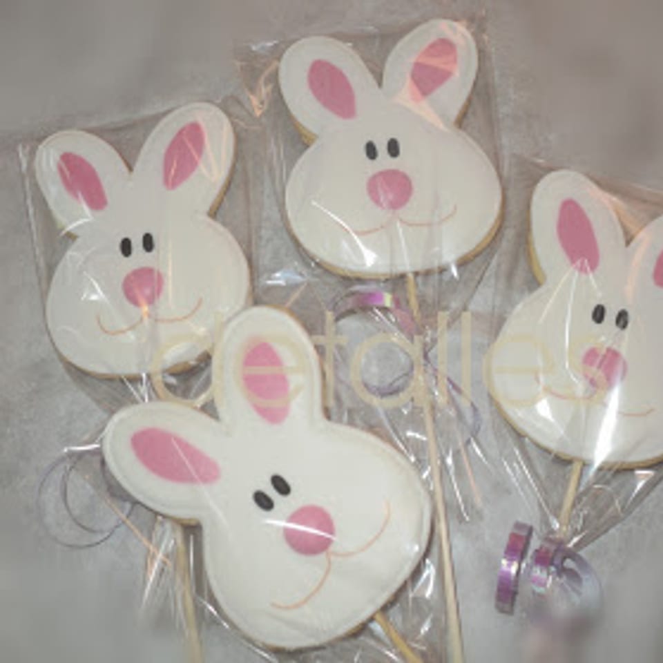 Galletas blancas de conejo decoradas a mano