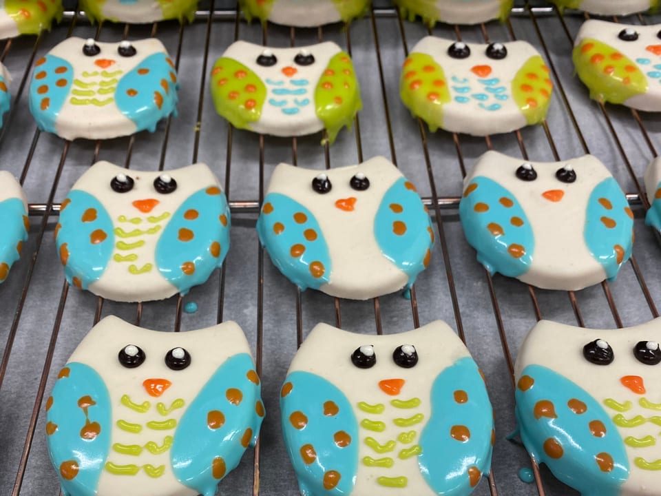 Galletas infantiles de colores decoradas a mano en el obrador