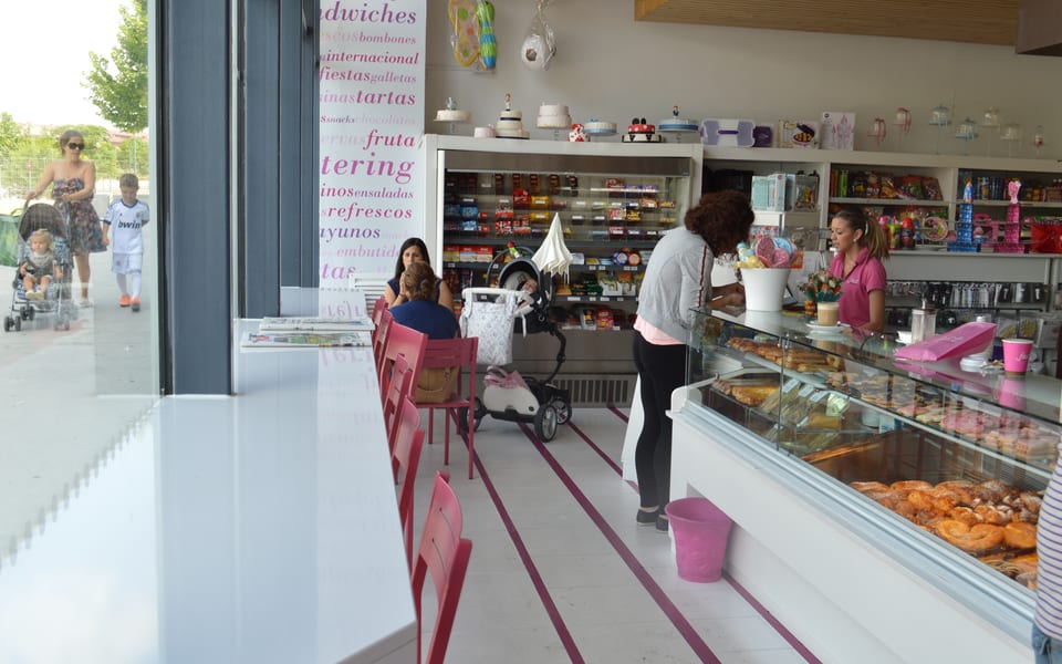 Interior de la tienda de Miramadrid con la vitrina y el techo rosa
