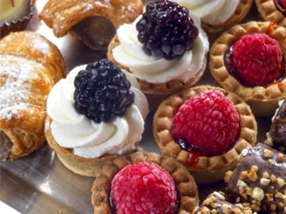 Surtido de pastelitos con fruta, chocolate y frutos secos