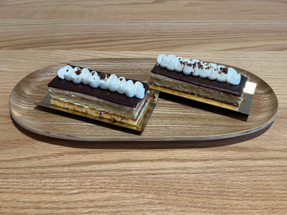 Postres individuales de chocolate elaborados en el obrador de Fast