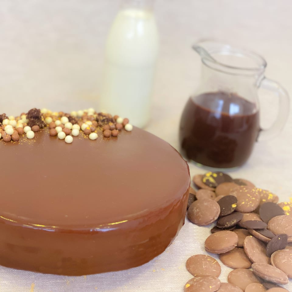 Tarta bombón redonda con cobertura brillante de chocolate
