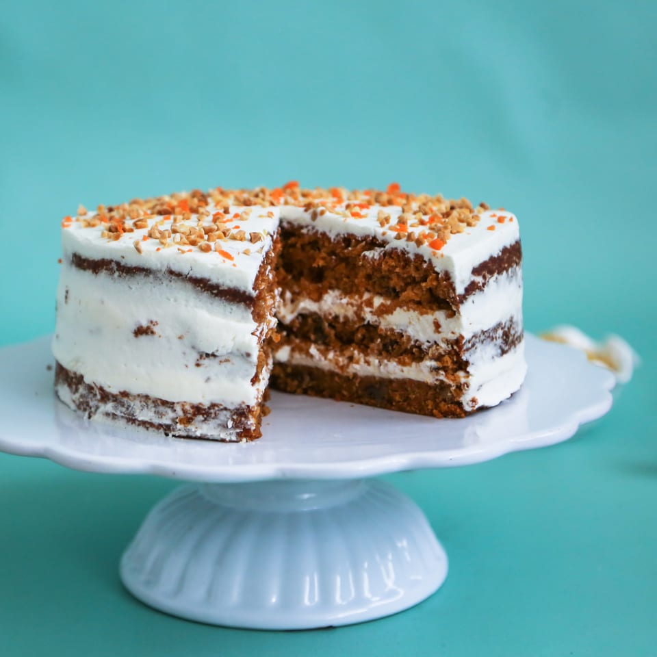 Tarta carrot cake con capas de bizcocho y crema