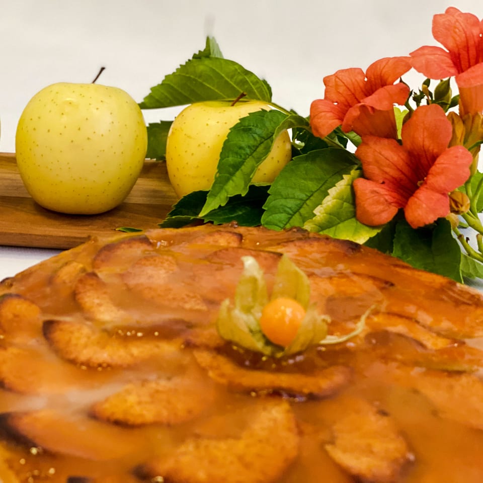 Tarta de manzana con las láminas caramelizadas formando una espiral