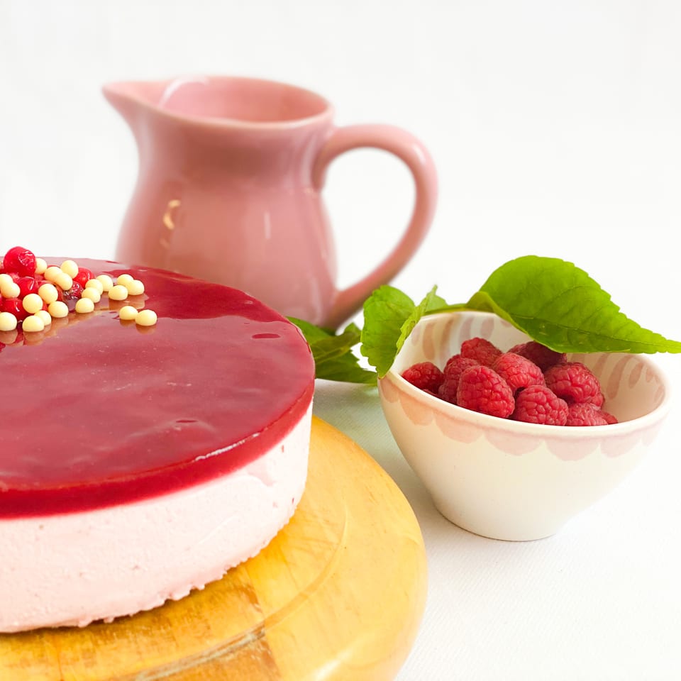 Tarta mousse de frambuesa con cobertura roja