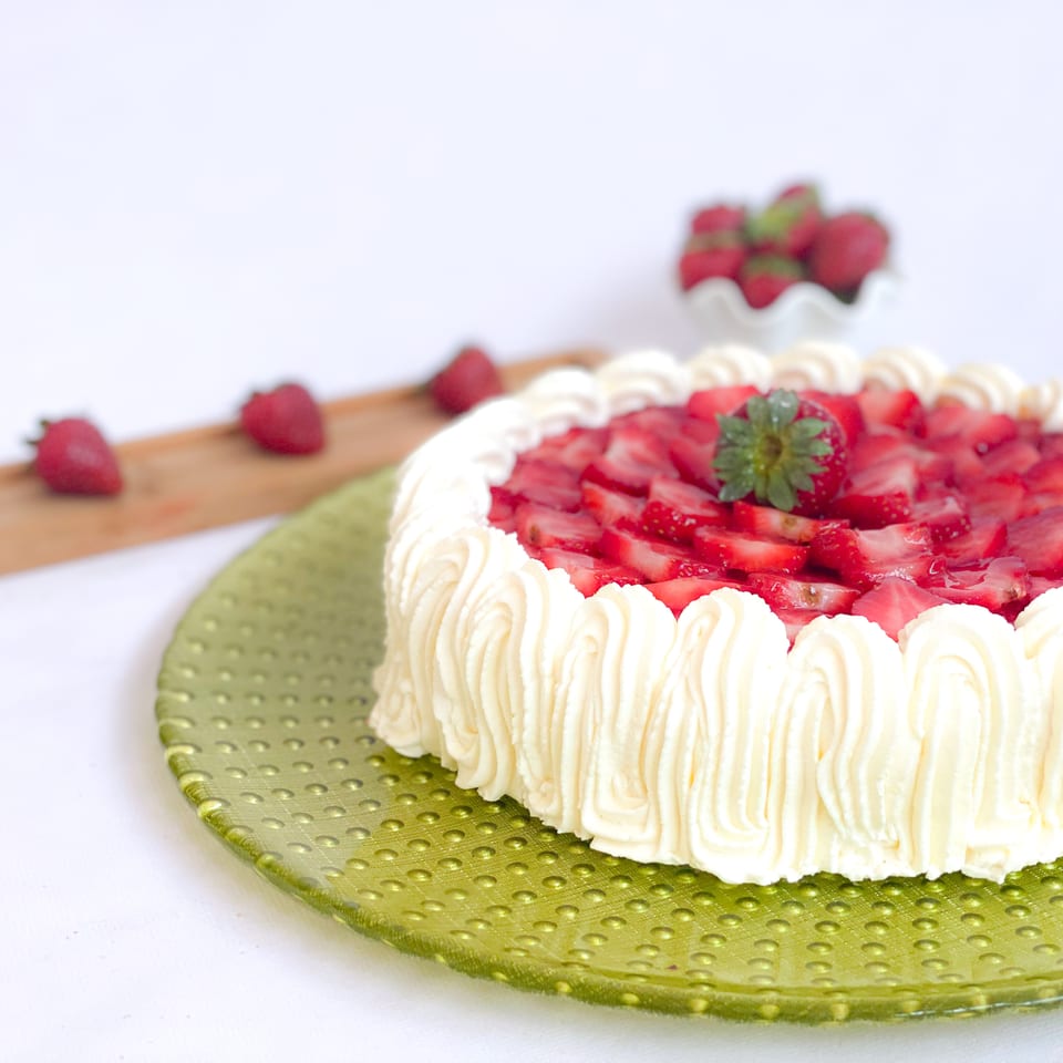 Tarta de nata con fresas frescas colocadas en círculo