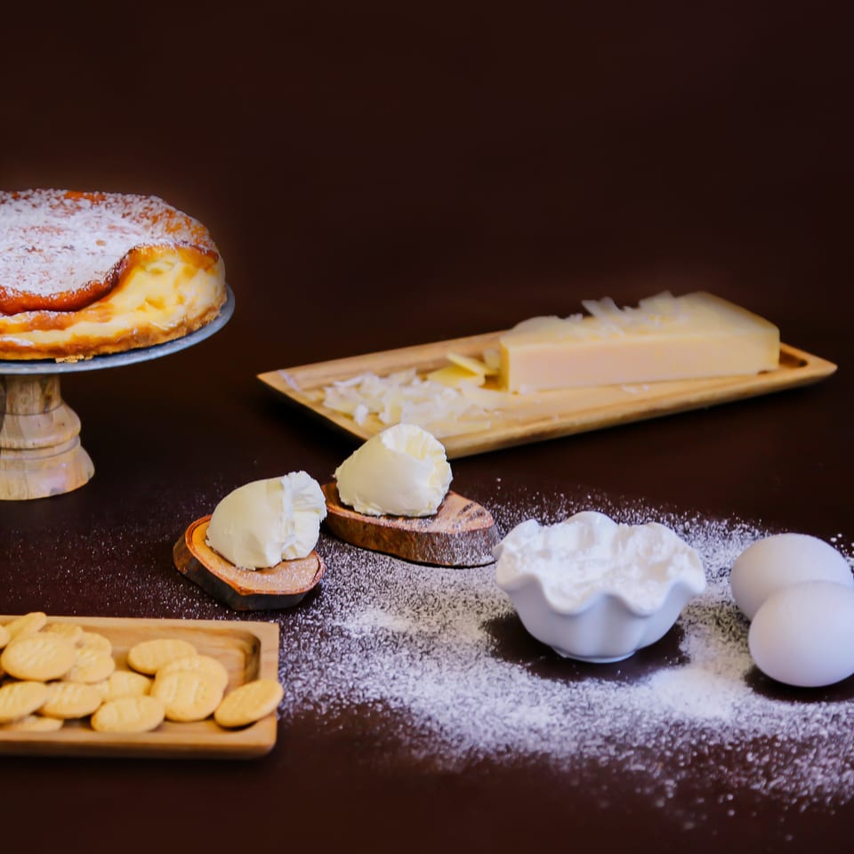 Tarta de queso servida sobre una peana blanca