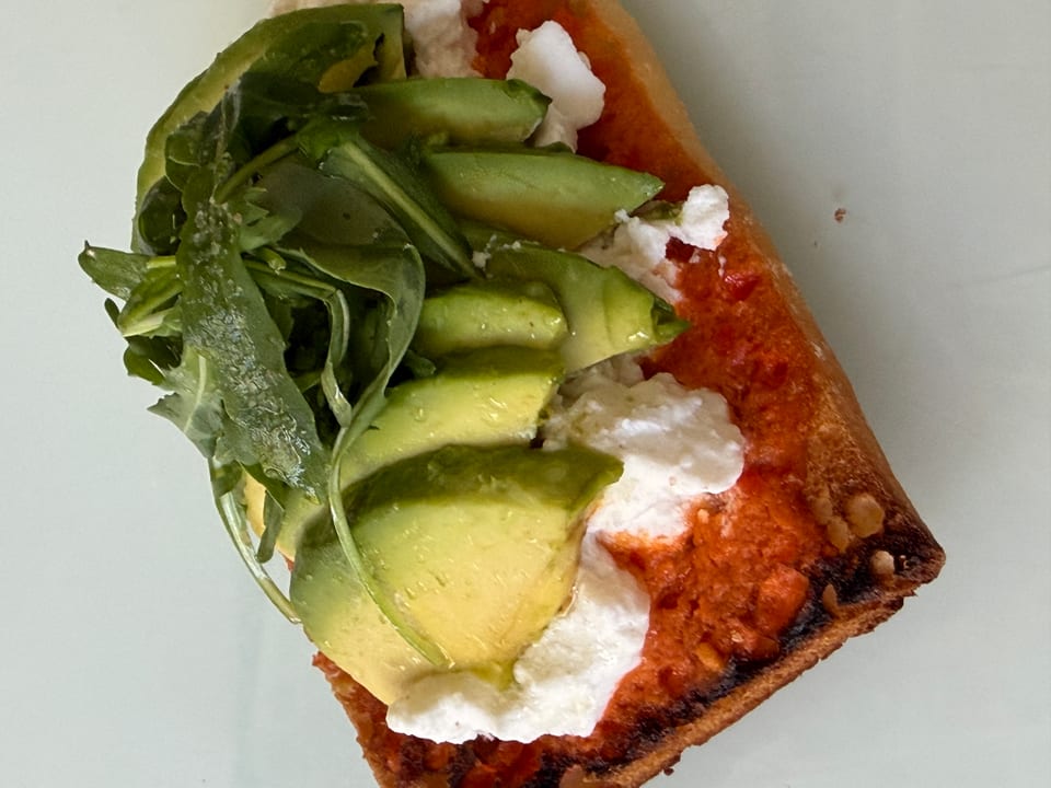 Tosta de aguacate y ricotta preparada en la cafetería