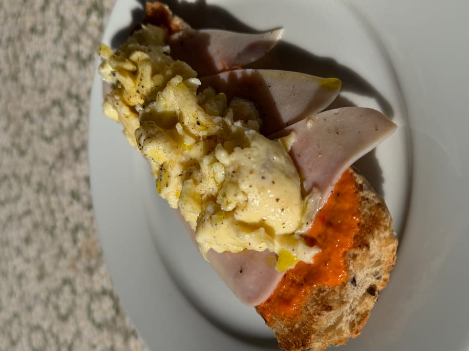 Tosta artesanal con huevos revueltos y jamón