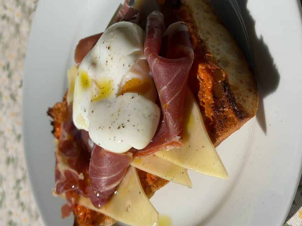 Tosta de jamón ibérico con huevo escalfado recién preparada