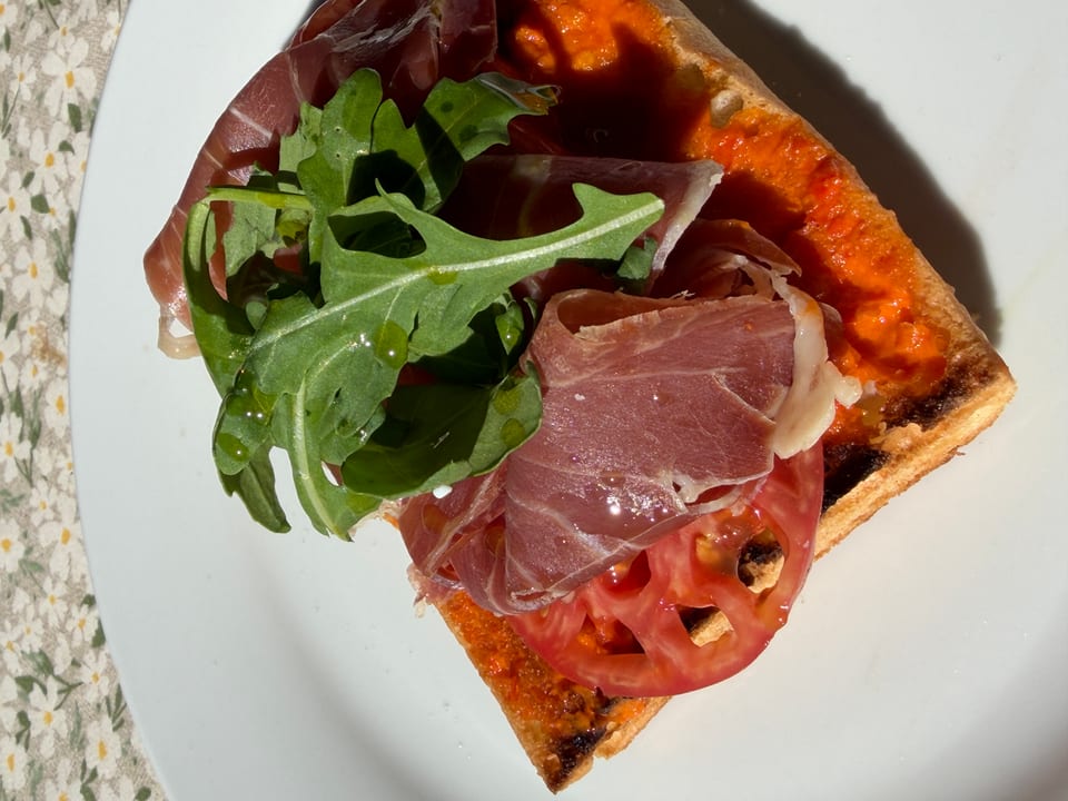 Tosta de jamón ibérico con rúcula recién preparada
